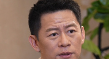 当故事围绕普通⼈展开，主旋律影片可以更加从容地融合多元类型元素和艺术风格，而不必局限于严肃的说教模式。